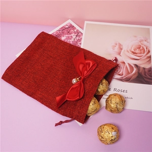 Sacchetto regalo in lino bordeaux con elegante fiocco di seta e ciondolo di perla