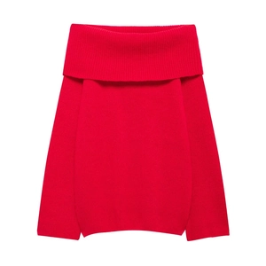 Détail à plat d'un pull en maille côtelée rouge à épaules dénudées et large col replié