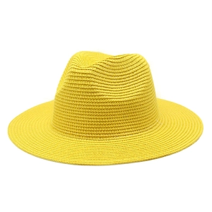 Dettaglio del cappello fedora in paglia gialla con trama intrecciata fine e corona classica