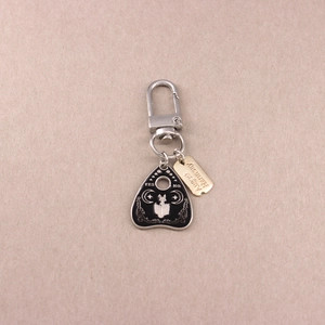 Dark punk spade heart metal keychain with planchette pendant and golden tag accessory