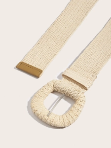 Détail de la ceinture en paille tressée beige avec une boucle rectangulaire texturée mate