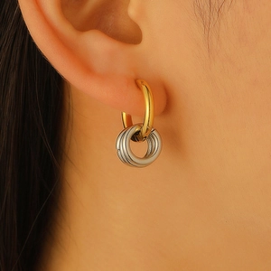Zweifarbige geometrische Gold-Creolen mit hängenden Silberringen für einen Minimal-Look