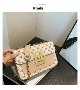Détail du sac monogramme kaki en toile avec cuir rose et boucle en métal doré