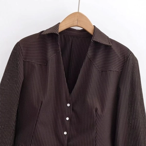 Braune vertikal gestreifte Langarm-Hemdjacke mit Schulterpolstern und weißen Knöpfen