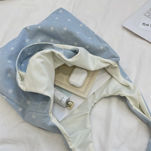 Innenansicht der Denim-Einkaufstasche mit Sternenmuster und Platz für Alltagsgegenstände