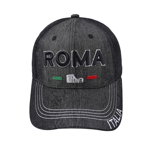 Détail de la broderie Roma et logo Colisée sur casquette de baseball grise délavée