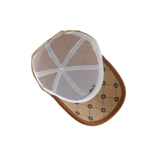 Vue intérieure de la casquette en velours côtelé camel avec motif N et coutures renforcées