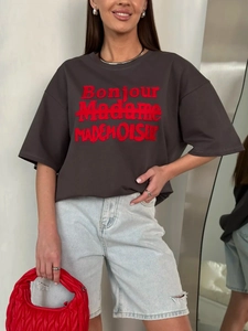 Detail of oversized dark grey t-shirt with red Bonjour Madame 3D embroidery and red bag