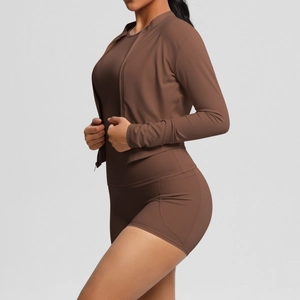 Vue détaillée d'un ensemble de yoga 3 pièces chocolat avec veste zippée et short taille haute