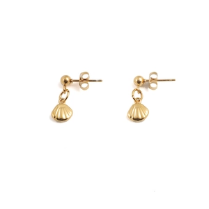 Boucles d'oreilles clous en acier doré avec pendentifs coquillages sur fond blanc