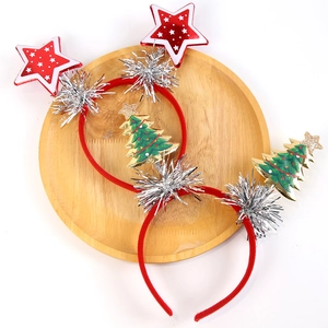 Weihnachts-Haarreifen-Set mit rotem Stern und Tannenbaum-Deko auf Holztablett