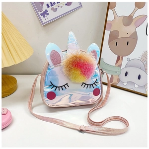 Dettaglio della borsa pranzo unicorno con materiale laser, tracolla rosa e pompon