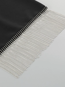 Detailansicht der glitzernden Silber-Strass-Fransen an dem schwarzen Bandage-Kleid