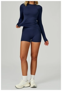 Détail du haut de yoga bleu marine avec fronces à la taille et short à poche latérale