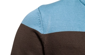 Vue détaillée de la maille à l'épaule avec un design bicolore bleu et marron contrasté