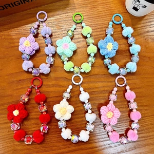 Ciondoli per telefono colorati con fiori a maglia e pon pon in sei tonalità vivaci