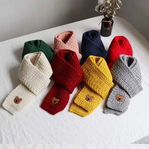 Set di sciarpe calde in maglia per bambini in otto colori con graziose etichette in pelle