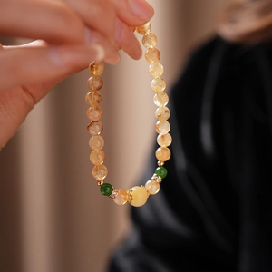 Détail macro de perles de zircon citrine jaune et accents verts sur un bracelet élégant