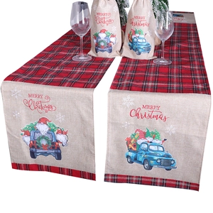 Chemin de table de Noël et sac à vin avec carreaux rouges, camion bleu et père Noël
