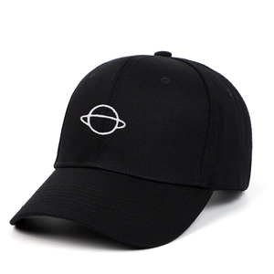 Casquette de baseball noire classique avec broderie planète blanche, vue à 45 degrés