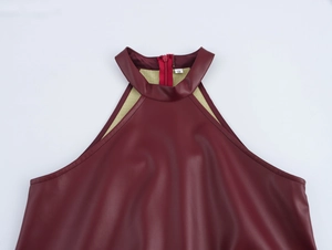 Detail van bordeauxrode PU-lederen halterneklijn met maatlabel S in de halsopening