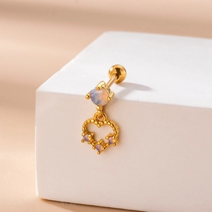 Détail d'une boucle d'oreille en or avec pierre de lune et pendentif en forme de cœur