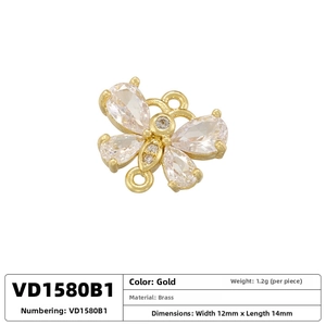 Vue détaillée du pendentif papillon en laiton doré avec des strass transparents