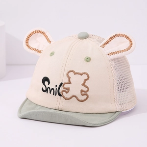 Detail der Baby-Netzkappe mit Bärenstickerei, Smile-Schriftzug und Netzrücken