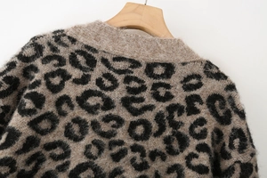 Détail du cardigan en maille léopard avec texture douce en mohair et col en V à bords-côtes
