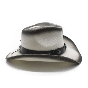 Details vom schwarz-weißen Cowboyhut aus Stroh mit Stern-Emblem aus Metall