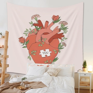 Détail de la tapisserie artistique cœur et fleurs au-dessus d'une tête de lit