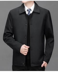 Detailaufnahme einer schwarzen Herren-Businessjacke mit klassischem Revers und Knopfleiste