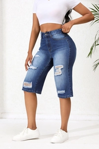 Détail d'un short en jean taille haute effet vieilli avec déchirures et cinq poches