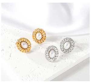 Detailansicht von Vintage-Perlenohrringen mit ovalem Gold- und Silber-Spiralrahmen