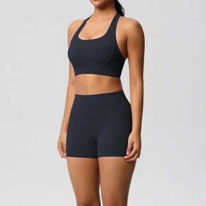 Detail von High-Waist-Yoga-Shorts und Racerback-Sport-BH-Set in Anthrazitschwarz
