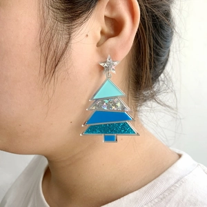 Weihnachtsbaum-Ohrringe aus Acryl mit blauen Pailletten und Sternstecker am Model