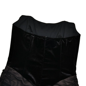 Détail de la fermeture éclair invisible sur robe en velours noir et mesh plissé
