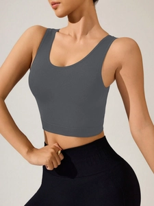 Détail d'une brassière de sport grise sans couture avec bretelles larges et élastiques