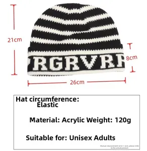 Vue détaillée du bonnet en tricot rayé noir et blanc en acrylique avec dimensions