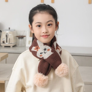 Détail écharpe tricotée enfant avec motif lapin et pompons rose en peluche doux