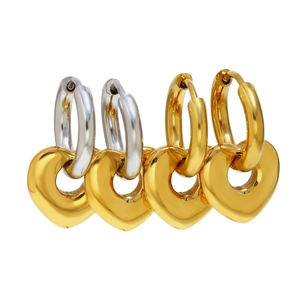 Boucles d'oreilles tendance en acier inoxydable plaqué or 18 carats avec cœurs évidés