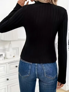Pull en maille côtelée noire pour femme avec col zippé asymétrique en forme de cœur