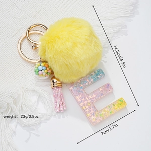 Porte-clés étoile pailletée résine lettre E avec pompon jaune et gland rose