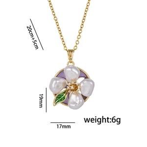 Collier rétro français avec pendentif fleur en émail, perles et dimensions incluses