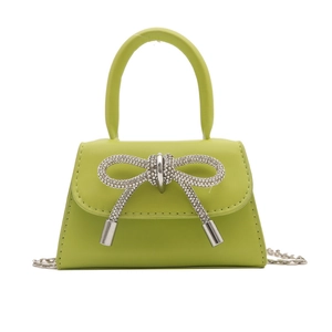 Mini bolso verde aguacate con lazo de pedrería y correa de cadena plateada