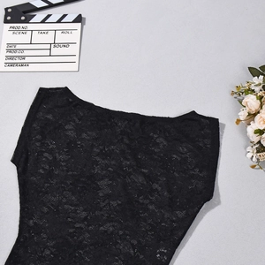 Détail du tissu en dentelle noire avec des motifs de crochet floraux complexes sur l'épaule