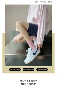 Gros plan de chaussettes en coton rose respirant avec bord large souple et confortable