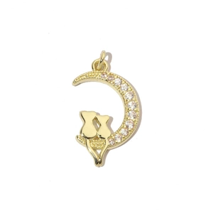 Detalle del colgante de luna de oro 18k con dos gatos y piedras de circón sobre fondo blanco