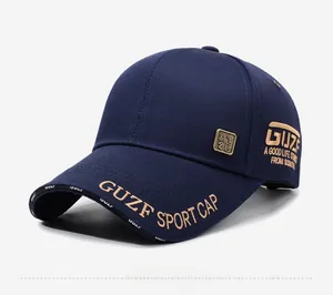 Gros plan sur la broderie dorée et l'écusson en métal vintage de la casquette marine