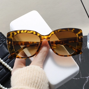 Classic tortoiseshell oversized sunglasses with brown lenses for a vintage luxury look